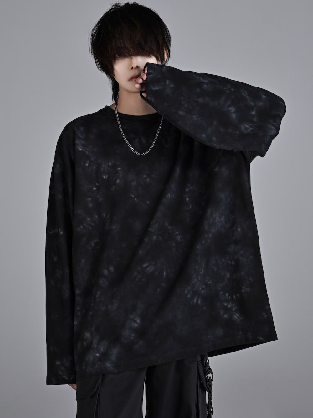 ブラック系のカーゴパンツ、ブラック系のブーツ、ブラック系のショルダーバッグを着用したメンズの秋コーディネートの4枚目の写真