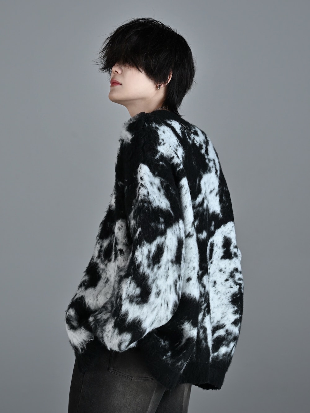 ホワイト系のタンクトップ、ブラック系のその他パンツ、ブラック系のスニーカーを着用したメンズの秋コーディネートの3枚目の写真