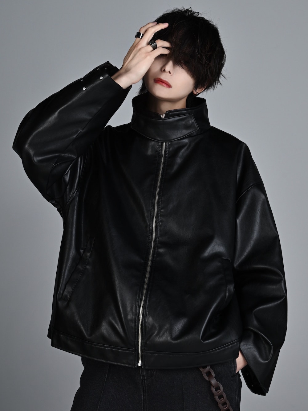 ブラック系のブーツ、ブラック系のその他パンツ、グレー系のニット/セーターを着用したメンズの秋コーディネートの4枚目の写真