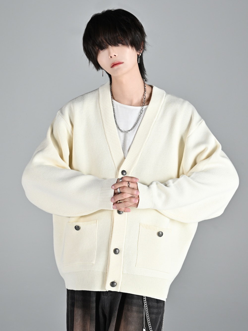 グレー系のタンクトップ、ブラック系のローファー、ホワイト系のカーディガン/ボレロを着用したメンズの秋コーディネートの3枚目の写真