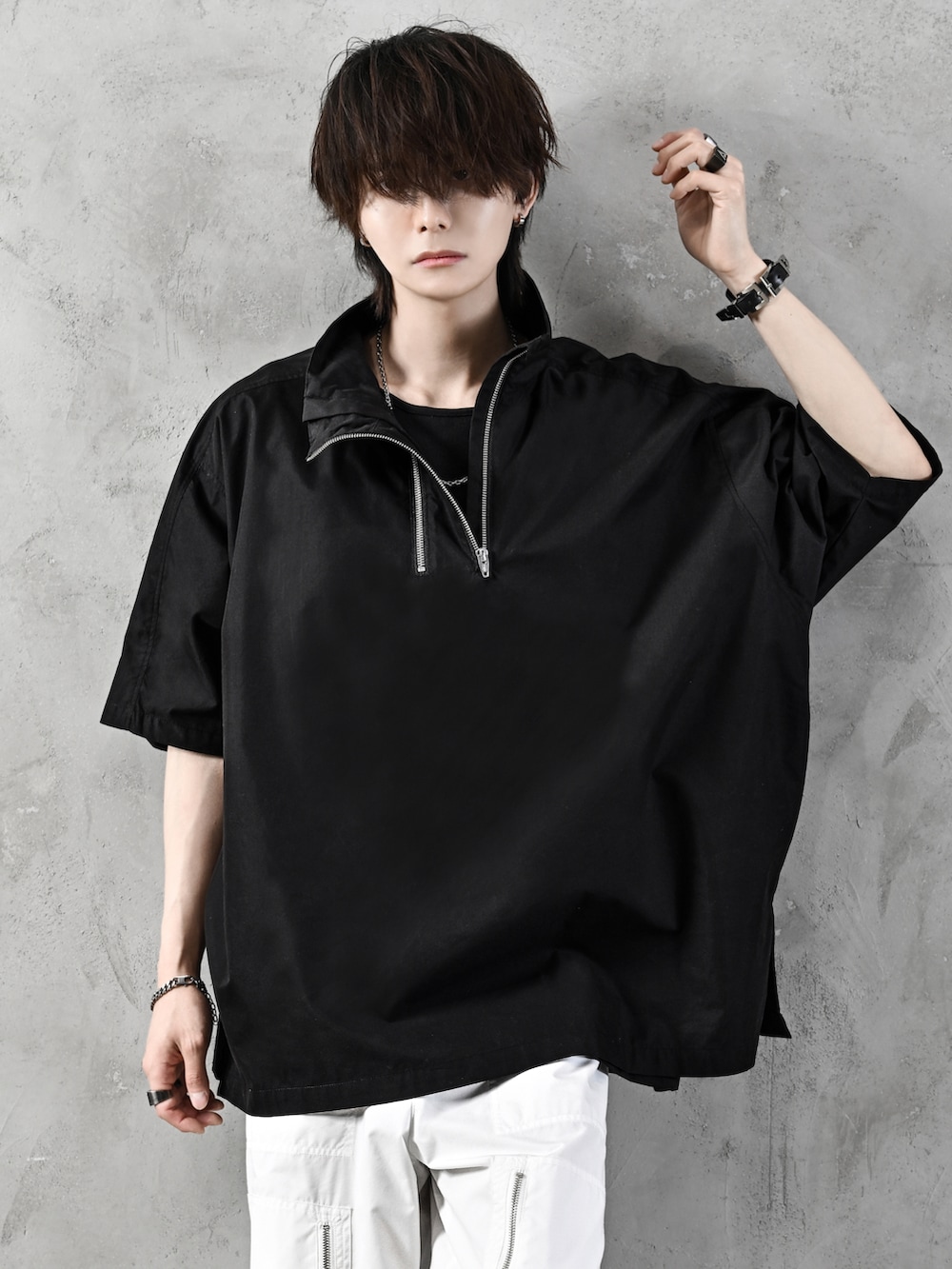 ブラック系のシャツ/ブラウス、ブラック系のブレスレット、シルバー系のネックレスを着用したメンズの春コーディネートの3枚目の写真