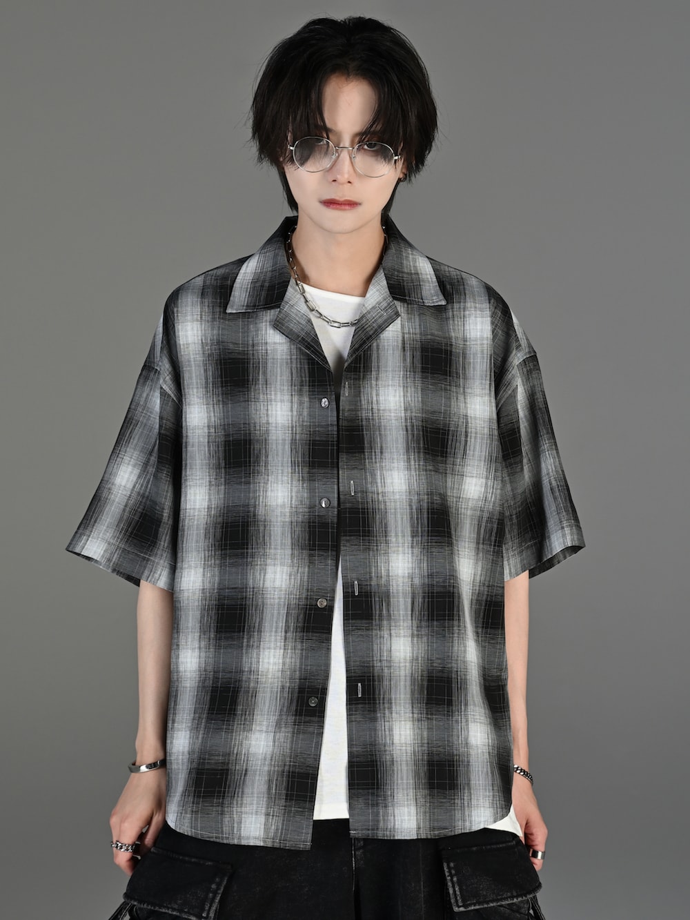 グレー系のタンクトップ、ブラック系のその他パンツ、ホワイト系のスニーカーを着用したメンズの春コーディネートの4枚目の写真