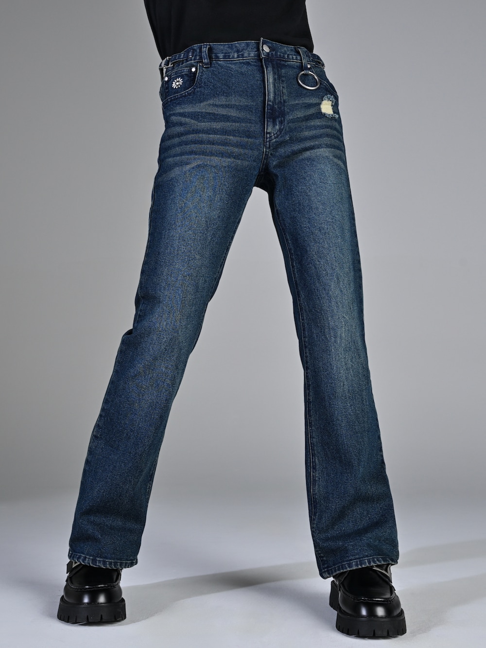 ベージュ系のブーツ、ブラック系のデニムパンツ、ブラウン系のシャツ/ブラウスを着用したメンズの冬コーディネートの4枚目の写真