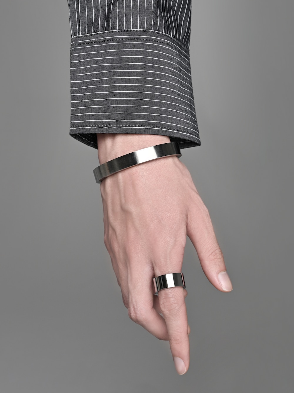 ブラック系のシャツ/ブラウス、ブラック系のローファー、ブラック系のショルダーバッグを着用したメンズの冬コーディネートの4枚目の写真