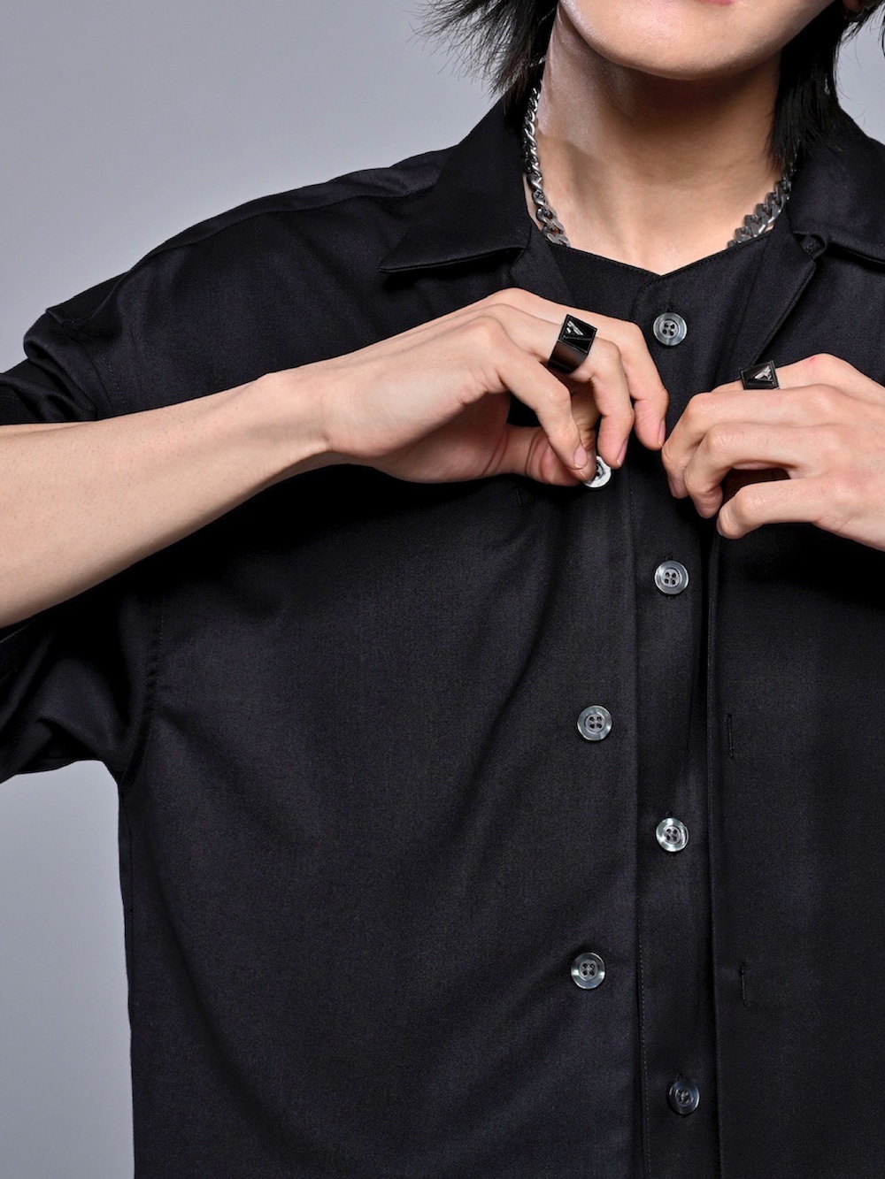 ブラック系のデニムパンツ、ブラック系のブーツ、ブラック系のその他パンツを着用したメンズの夏コーディネートの3枚目の写真