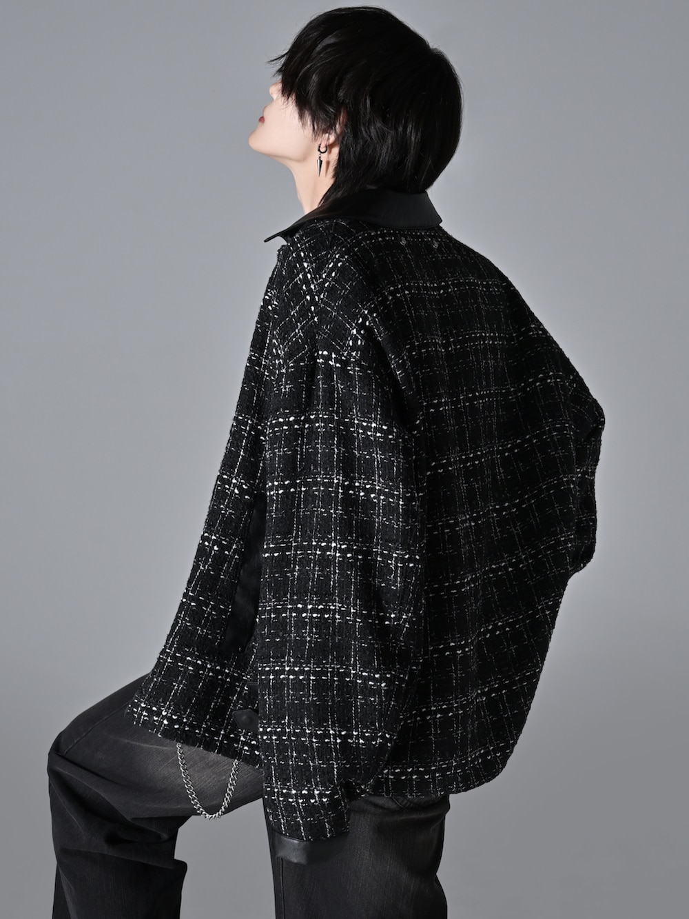 ブラック系のブルゾン、ブラック系のデニムパンツ、ブラック系のローファーを着用したメンズの秋コーディネートの4枚目の写真