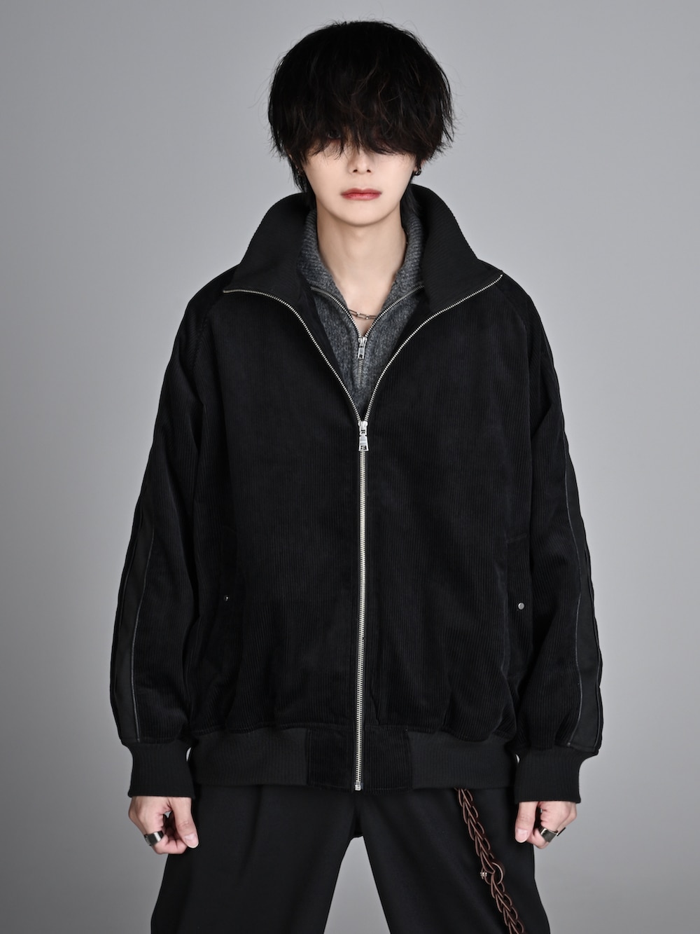 ブラック系のスラックス、ブラック系のブーツ、ブラック系のブルゾンを着用したメンズの秋コーディネートの5枚目の写真