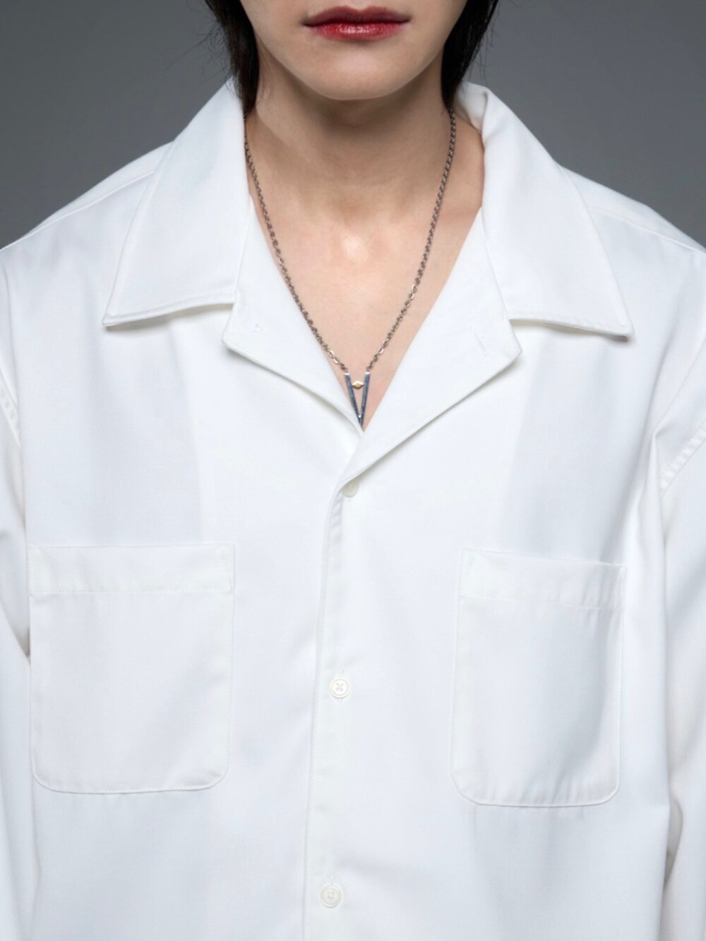 ホワイト系のシャツ/ブラウス、ブルー系のデニムパンツ、ブラック系のスニーカーを着用したメンズの秋コーディネートの4枚目の写真