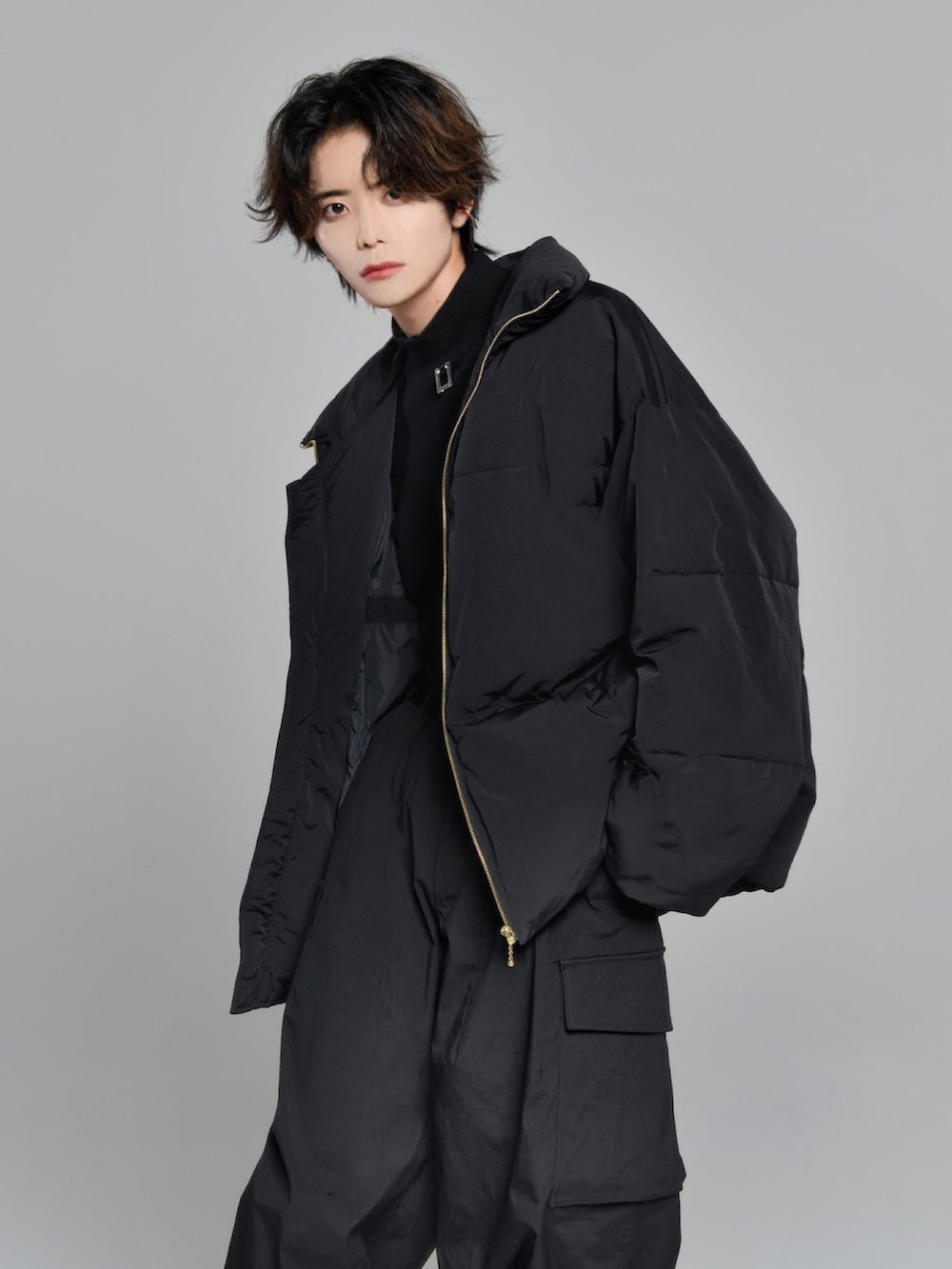 ブラック系のカーゴパンツ、ブラック系のブーツ、ブラック系のTシャツ/カットソーを着用したメンズの秋コーディネートの4枚目の写真