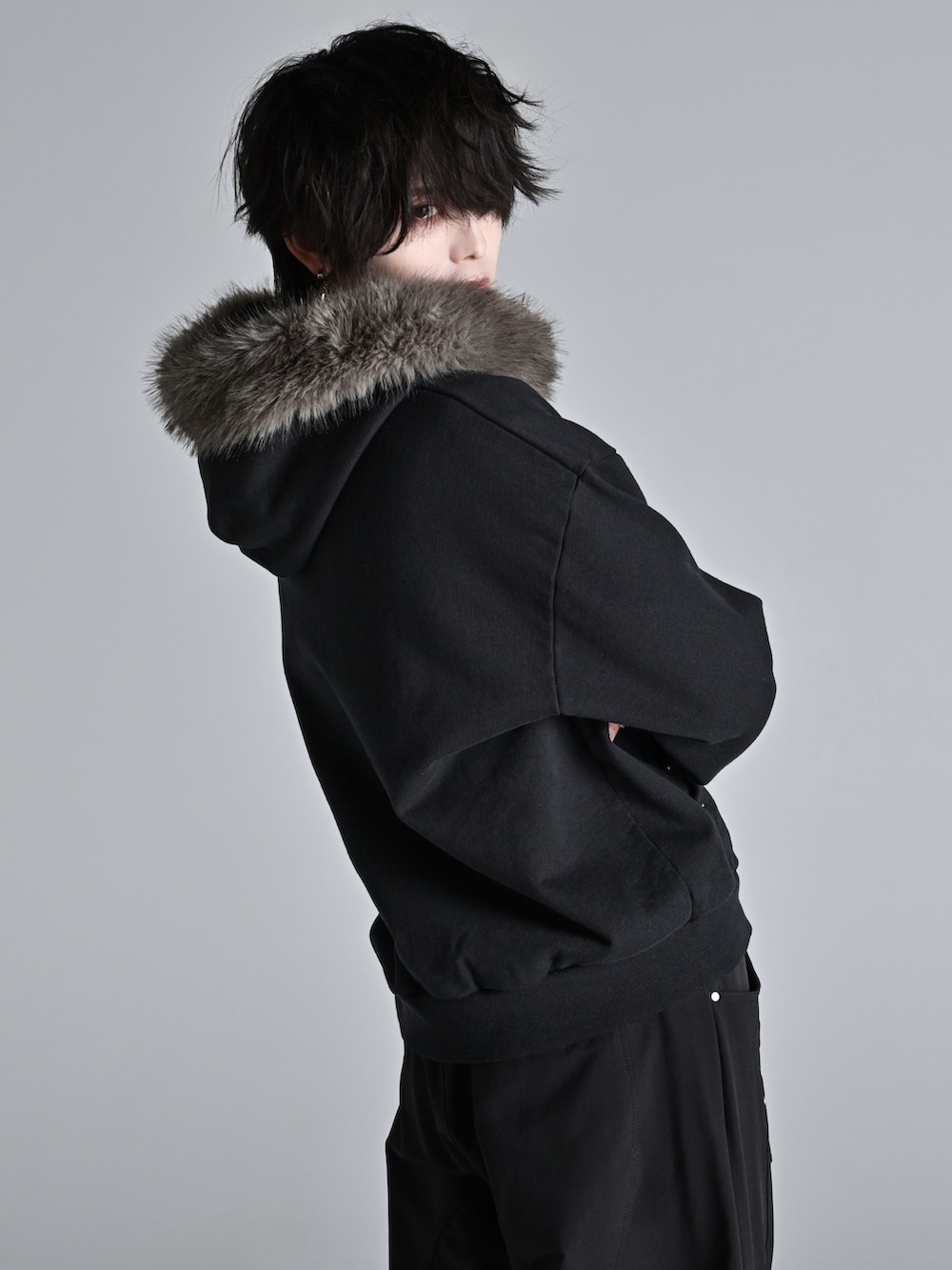 ブラック系のブーツ、ブラック系のショルダーバッグ、ブラック系のデニムパンツを着用したメンズの冬コーディネートの4枚目の写真