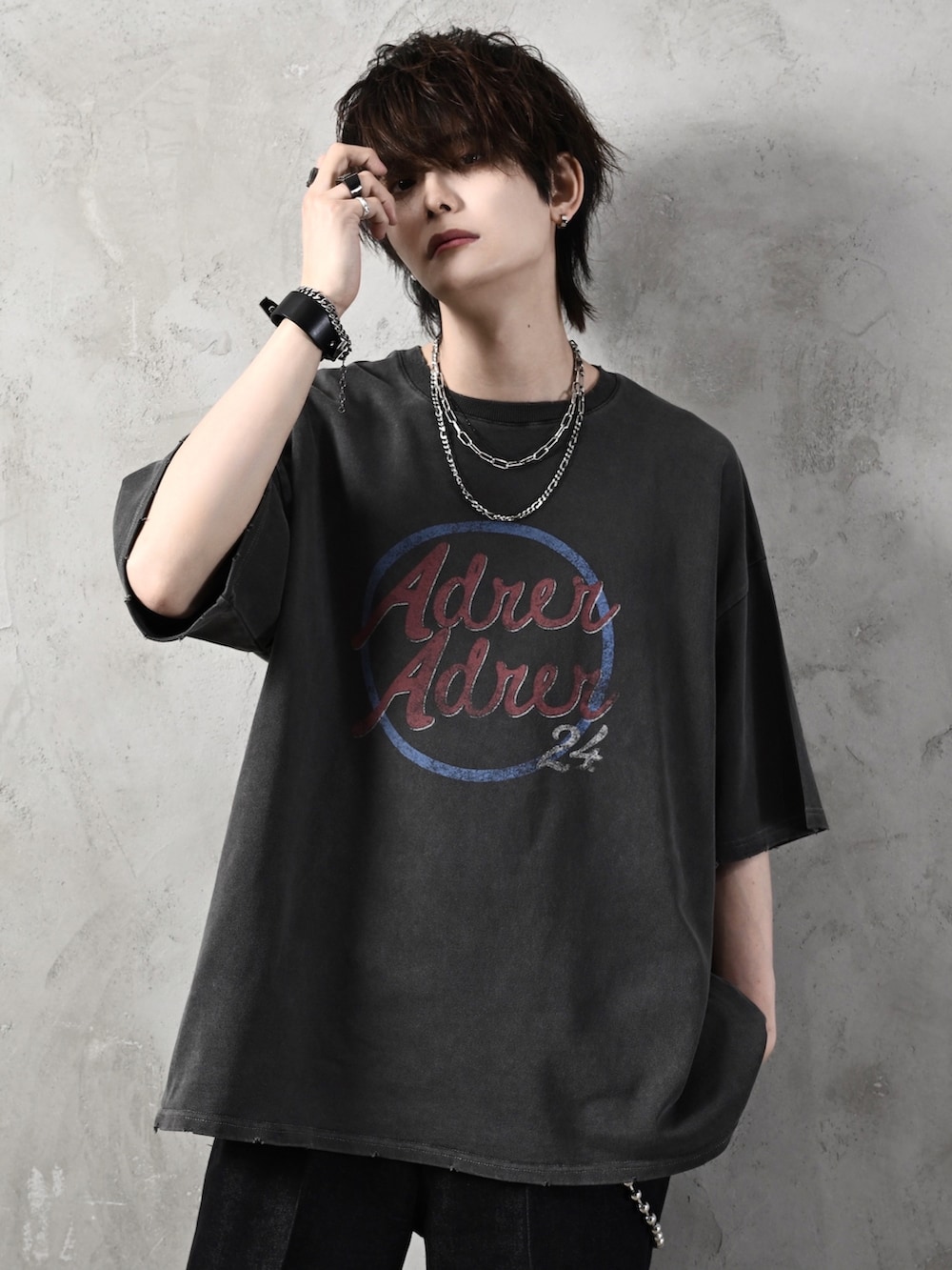 ブラック系のその他パンツ、ブラック系のTシャツ/カットソー、ブラック系のサンダルを着用したメンズの夏コーディネートの3枚目の写真