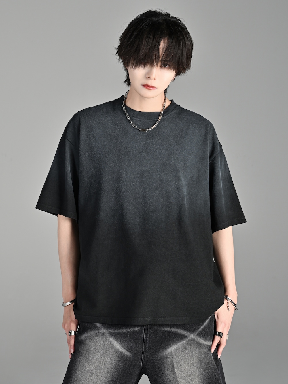 ブラック系のブーツ、グレー系のタンクトップ、ブラック系のショルダーバッグを着用したメンズの夏コーディネートの2枚目の写真