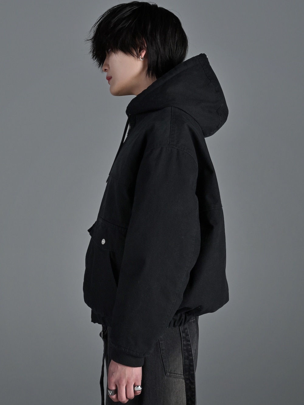 ブラック系のブルゾン、ブラック系のデニムパンツ、グレー系のスウェットを着用したメンズの冬コーディネートの2枚目の写真