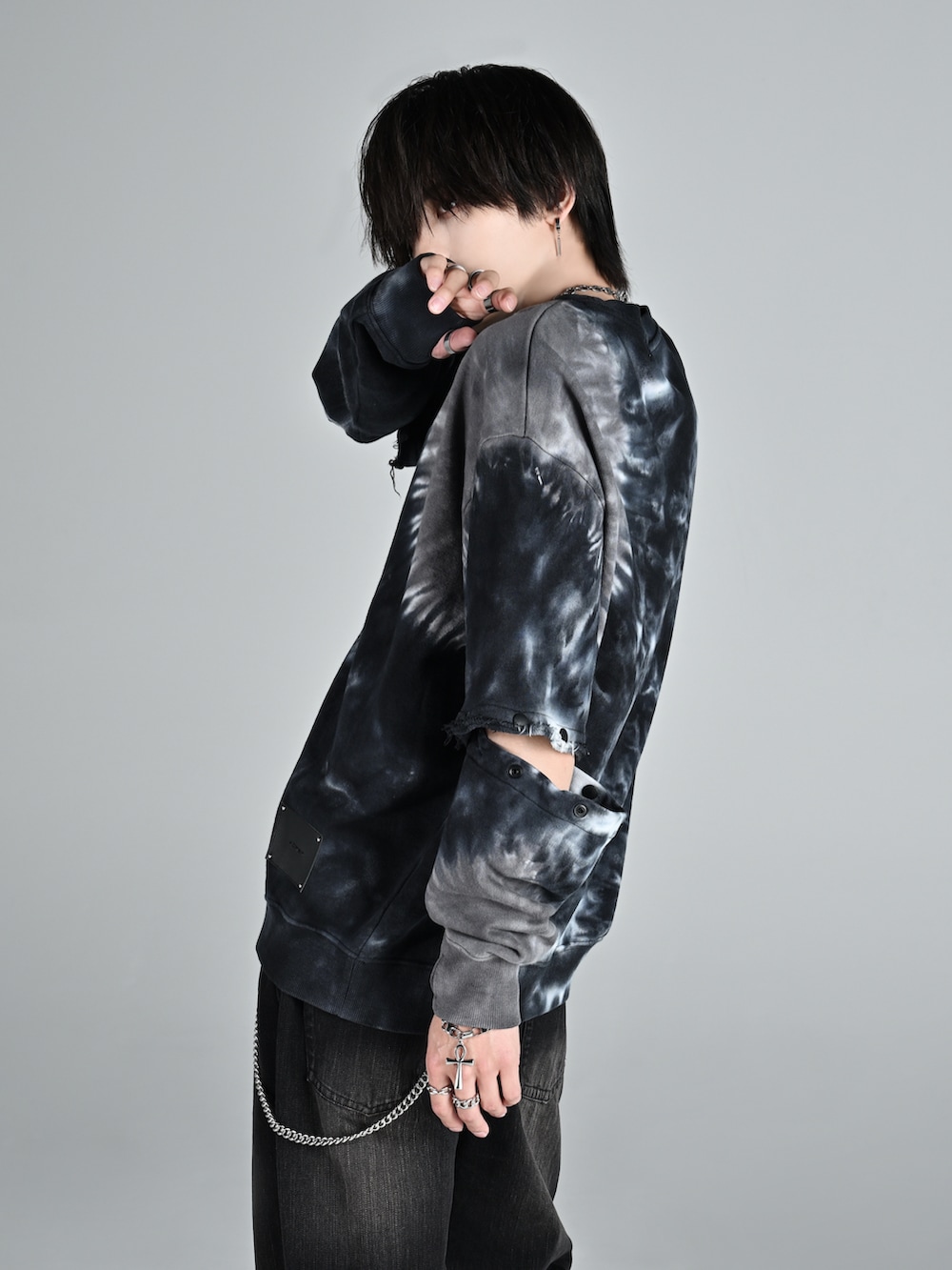 ブラック系のデニムパンツ、ブラック系のショルダーバッグ、ブラック系のローファーを着用したメンズの秋コーディネートの3枚目の写真