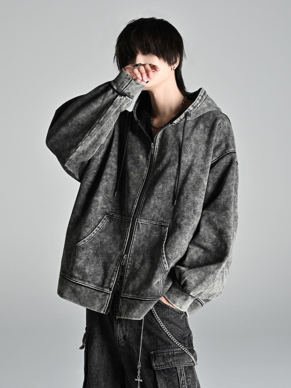 ブラウン系のパーカー、ブラック系のカーゴパンツ、ブラック系のバッグを着用したメンズの秋コーディネートの2枚目の写真