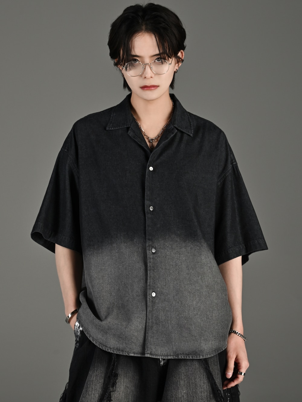 ブラック系のシャツ/ブラウス、ブルー系のタンクトップ、ブラック系のその他パンツを着用したメンズの夏コーディネートの2枚目の写真