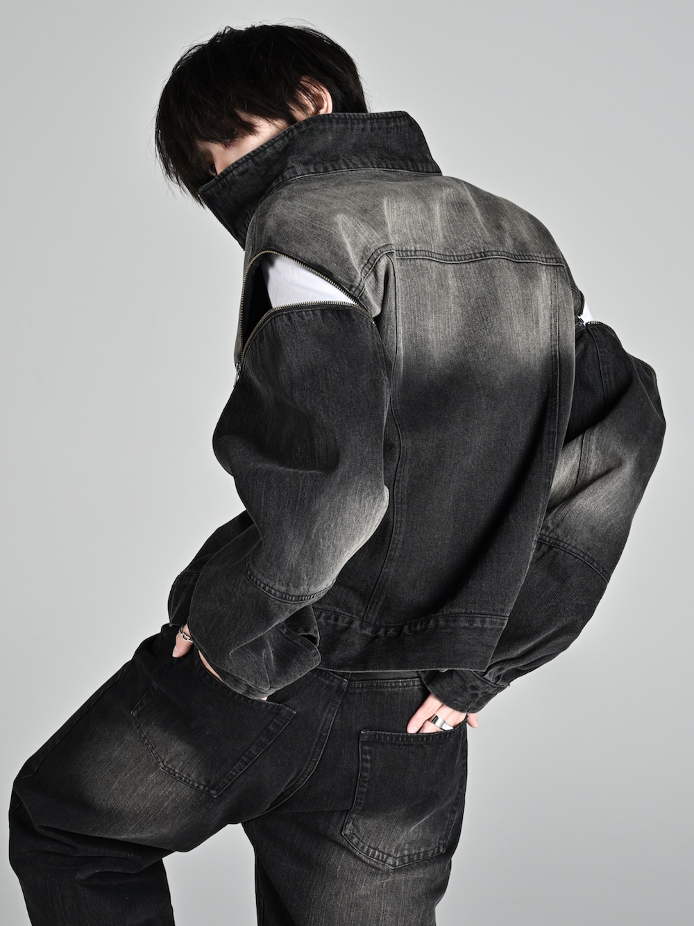 ブラック系のデニムジャケット、ブラック系のデニムパンツ、ブラック系のローファーを着用したメンズの秋コーディネートの4枚目の写真