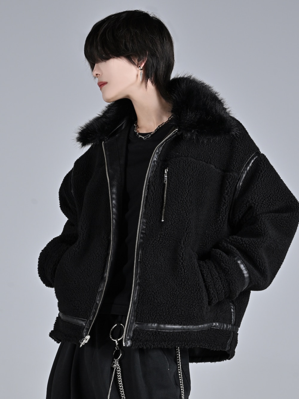 ブラック系のブルゾン、ブラック系のスウェットパンツ、ベージュ系のブーツを着用したメンズの冬コーディネートの2枚目の写真