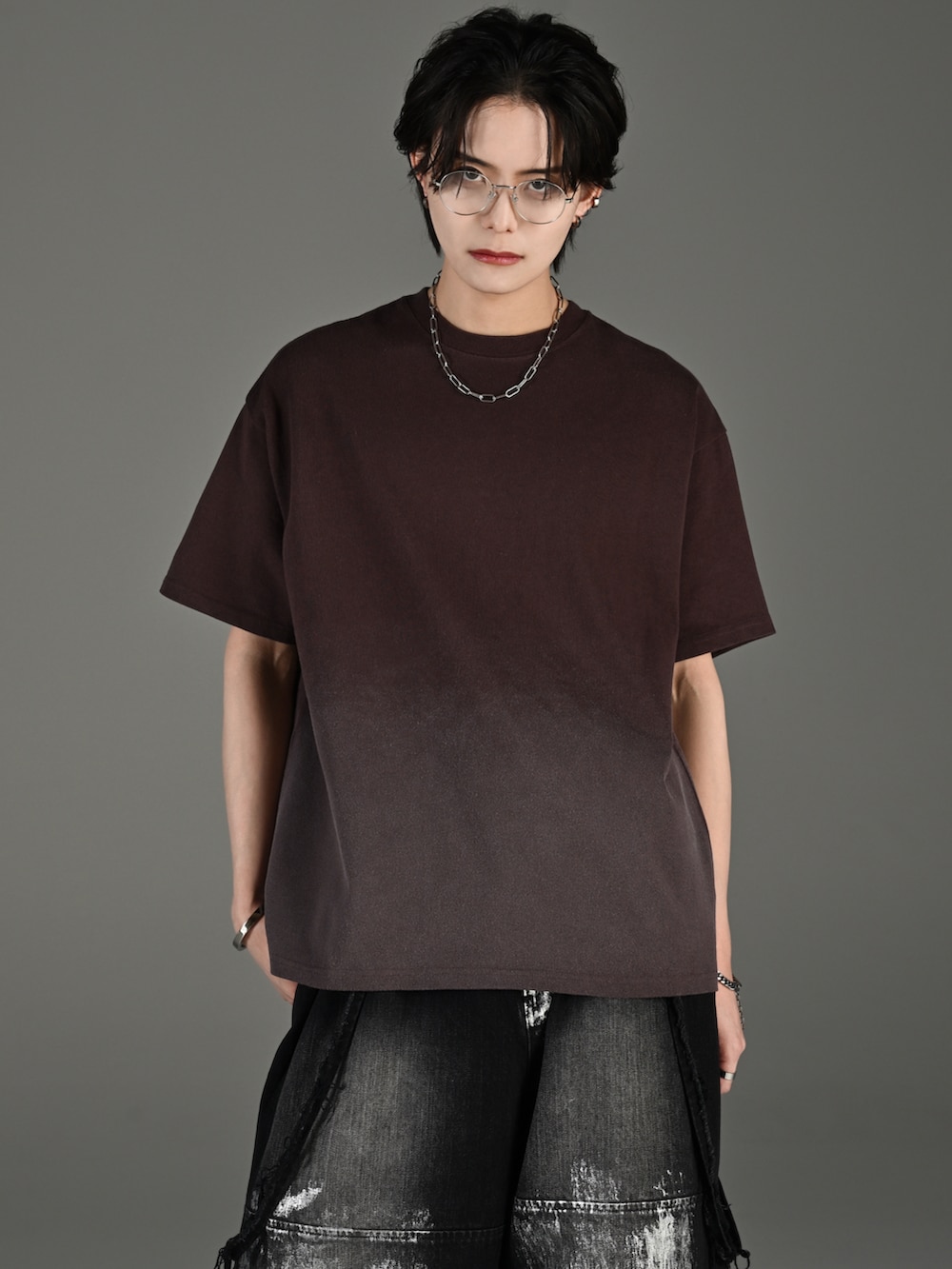 ブラック系のショルダーバッグ、ブラック系のブーツ、ブラウン系のTシャツ/カットソーを着用したメンズの春コーディネートの2枚目の写真