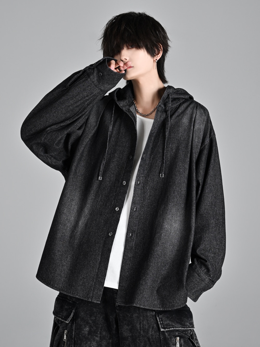 グレー系のタンクトップ、ブラック系のカーゴパンツ、ブラック系のショルダーバッグを着用したメンズの夏コーディネートの3枚目の写真