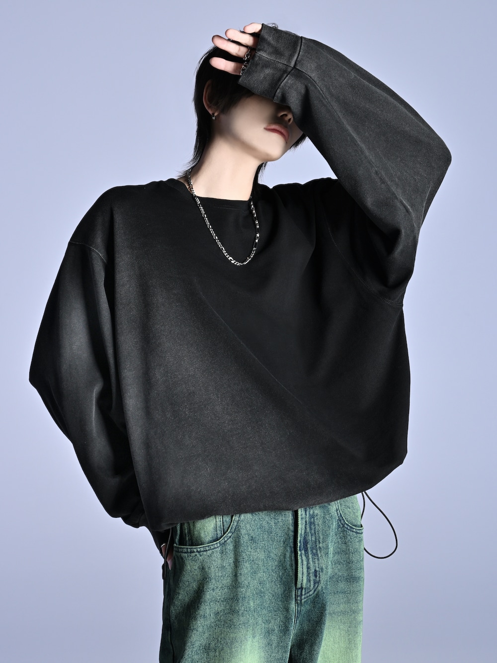 ブルー系のデニムパンツ、ブラック系のTシャツ/カットソー、ブラック系のスニーカーを着用したメンズの冬コーディネートの2枚目の写真