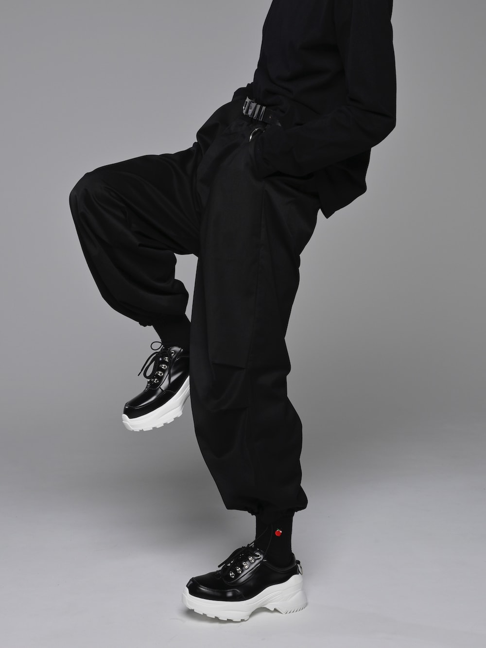 ブラック系のスニーカー、シルバー系のパーカー、ブラック系のカーゴパンツを着用したメンズの冬コーディネートの5枚目の写真