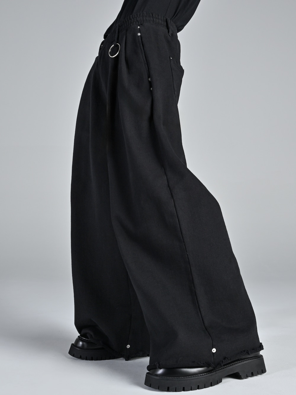 ブラック系のローファー、ブラック系のショルダーバッグ、ブラック系のブルゾンを着用したメンズの冬コーディネートの5枚目の写真