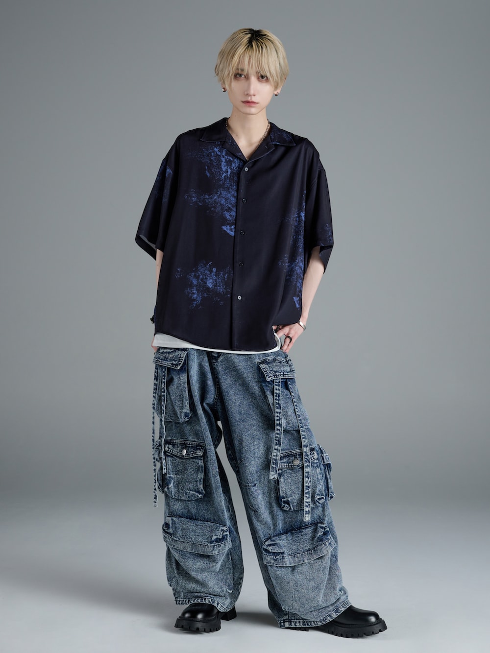 ブラック系のスラックス、ブラック系のショルダーバッグ、ブラック系のシャツ/ブラウスを着用したメンズの春コーディネートの5枚目の写真