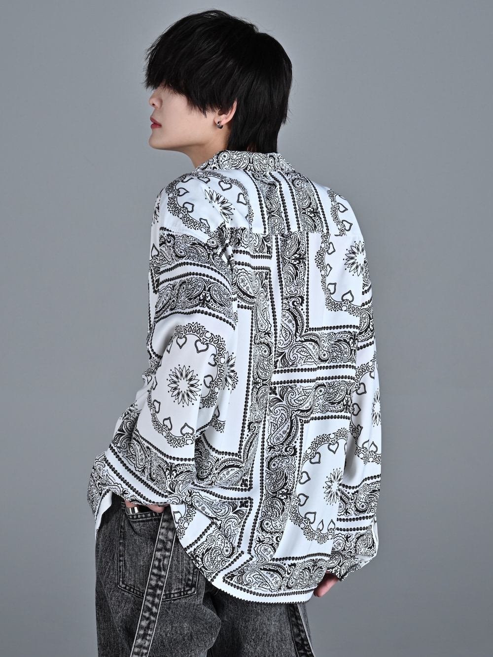 ホワイト系のシャツ/ブラウス、ブラック系のデニムパンツ、シルバー系のネックレスを着用したメンズの冬コーディネートの3枚目の写真