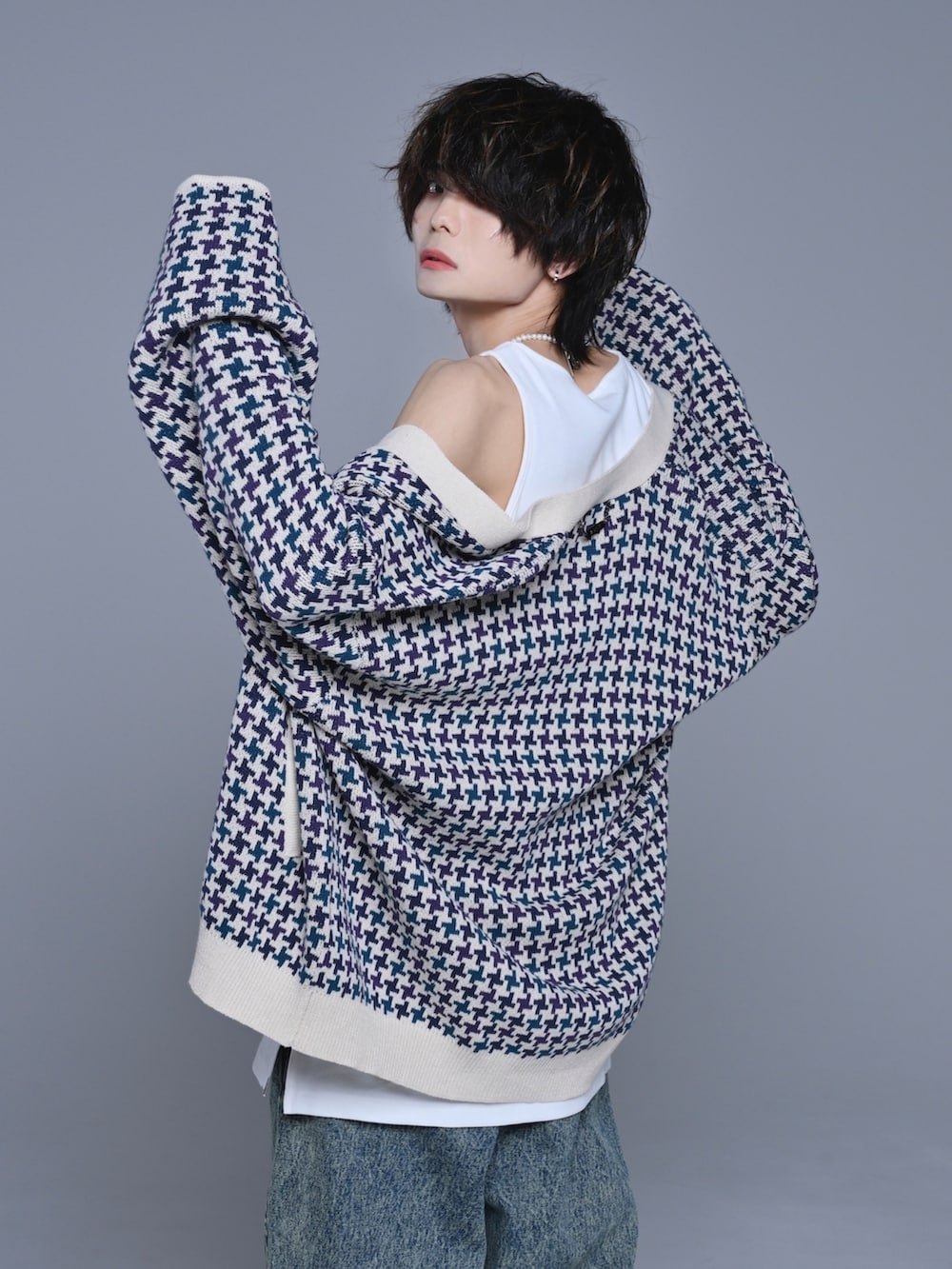 「きれいめカジュアル、ニット、冬コーデ、ワイドパンツ、ワイドデニム、デニム、ビッグシルエット、私の推しブランド、シンプルコーデ、カーディガン、白スニーカー、ダッドスニーカー、休日スタイル、春コーデ、ほめられ本命コーデ」|「ADRERのextra quality box cut layered tank top/エキストラクオリティーボックスカットレイヤードタンクトップ(タンクトップ、ホワイト系)」を使った、犬飼京 inukai keiさん(メンズ・183cm)の冬コーディネートの4枚目の写真