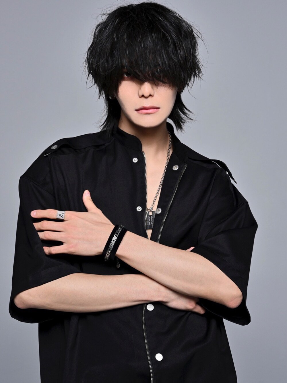 ブラック系のデニムパンツ、ブラック系のブーツ、ブラック系のミリタリージャケットを着用したメンズの夏コーディネートの4枚目の写真