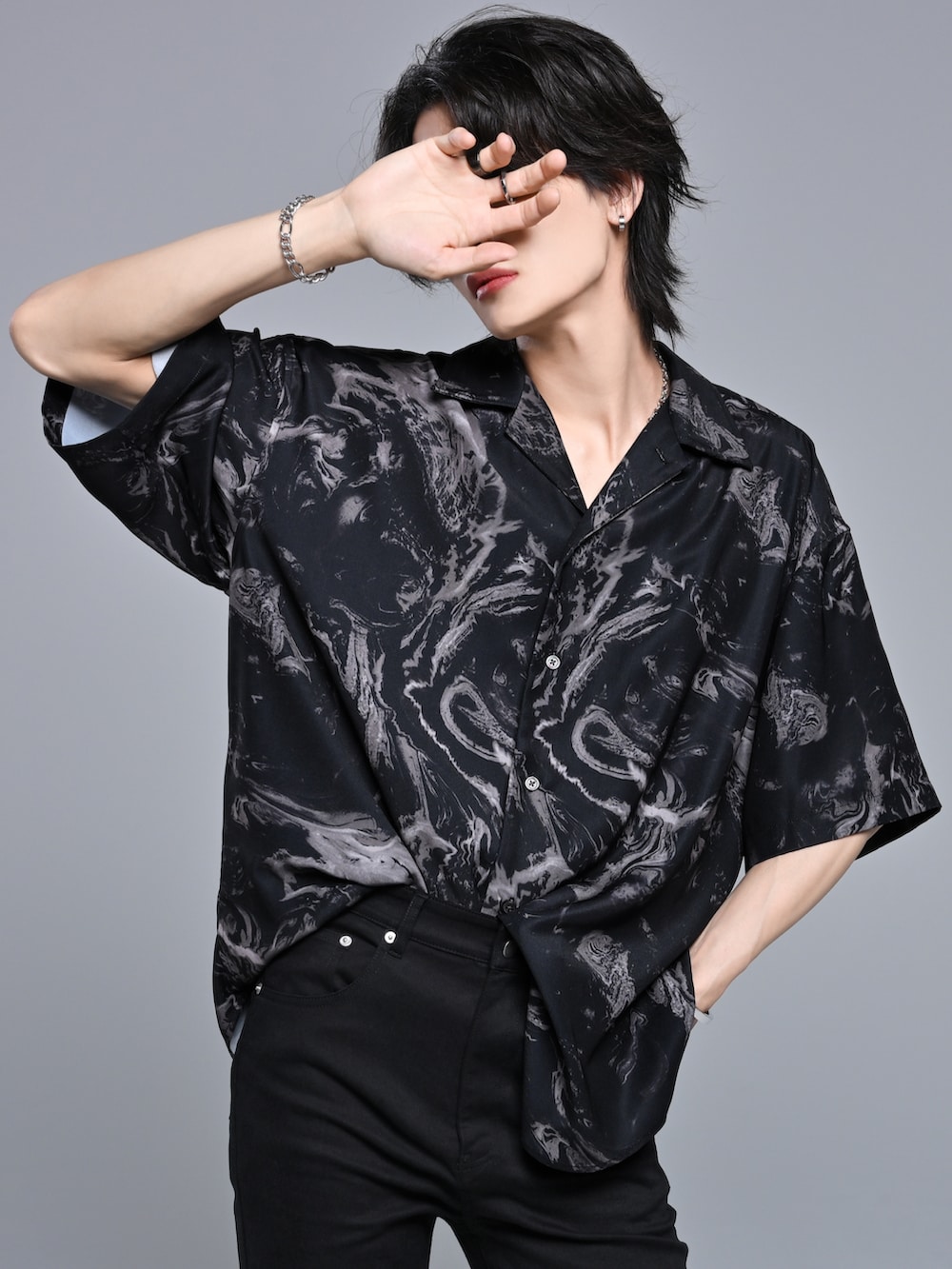 ブラック系のシャツ/ブラウス、ブラック系のスラックス、ブラック系のブーツを着用したメンズの春コーディネートの5枚目の写真