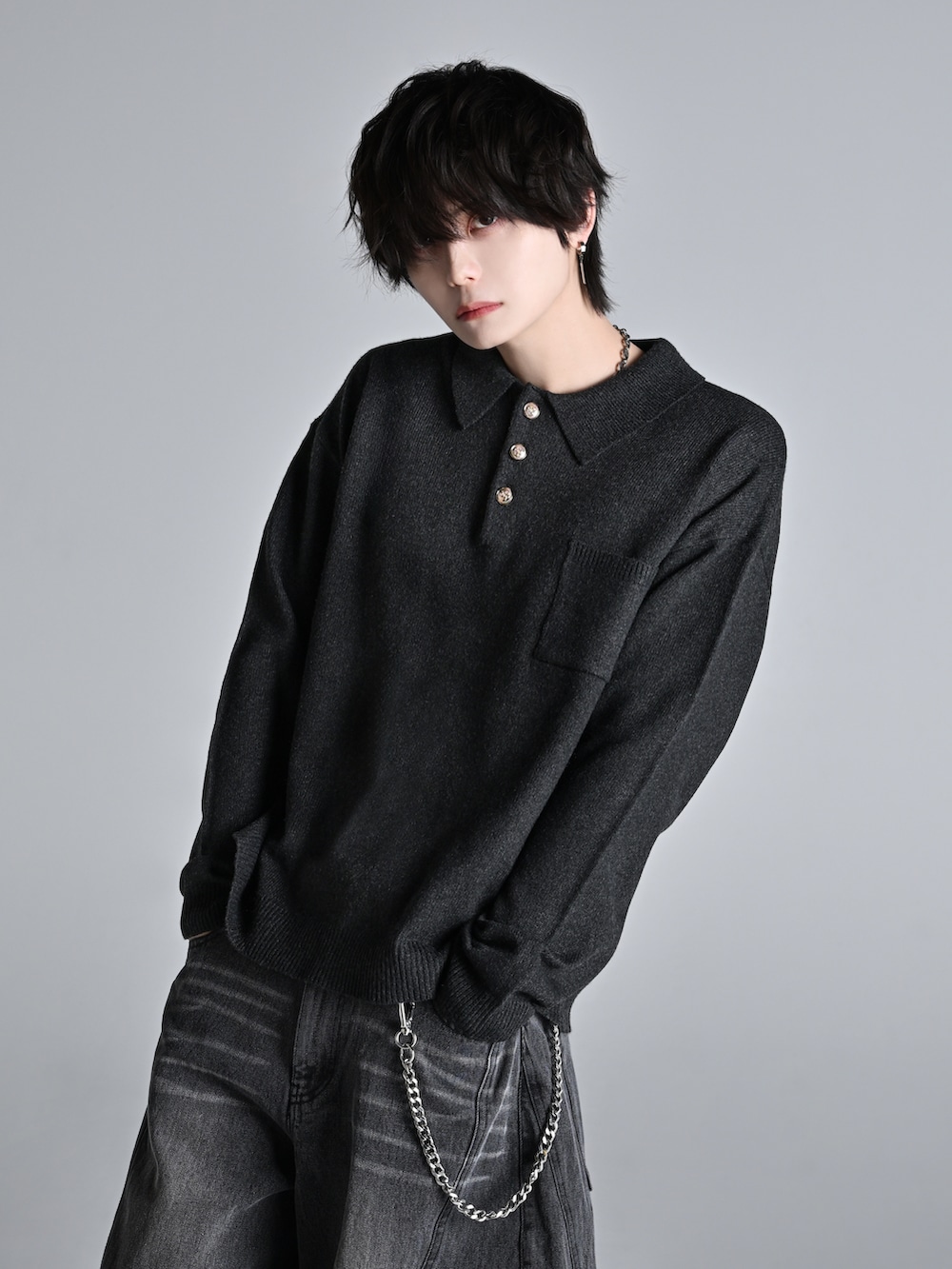 ブラック系のショルダーバッグ、ブラック系のローファー、ブラック系のショルダーバッグを着用したメンズの冬コーディネートの3枚目の写真