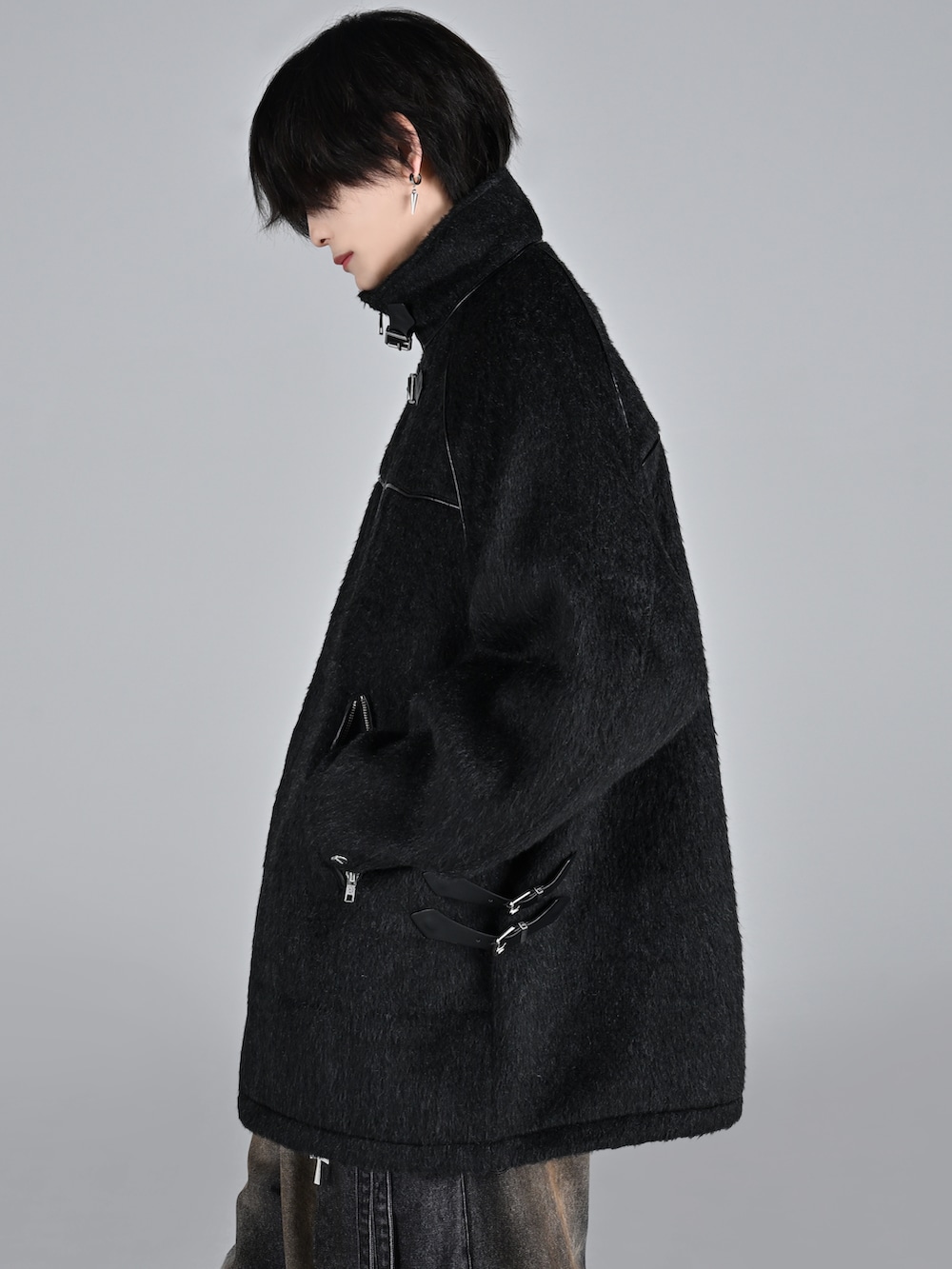 ブラック系のカーゴパンツ、ブラック系のブーツ、ブラック系のブルゾンを着用したメンズの秋コーディネートの3枚目の写真