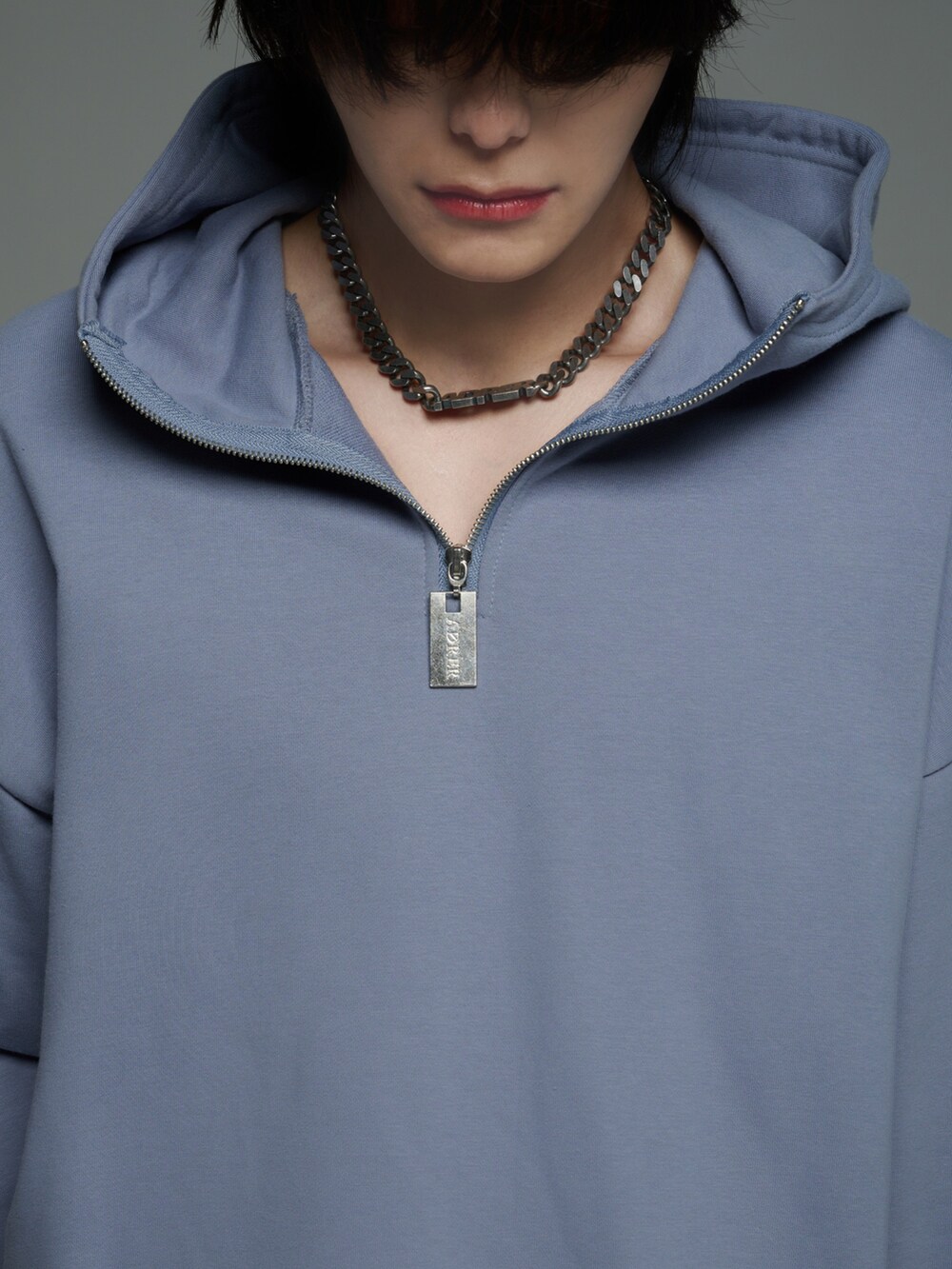 ホワイト系のカーゴパンツ、ホワイト系のスニーカー、グレー系のパーカーを着用したメンズの秋コーディネートの5枚目の写真