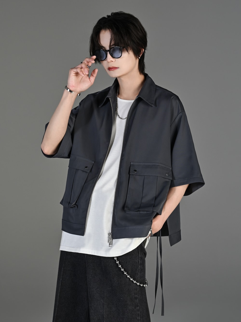 ブラック系のその他パンツ、ブラック系のブーツ、グレー系のタンクトップを着用したメンズの春コーディネートの3枚目の写真