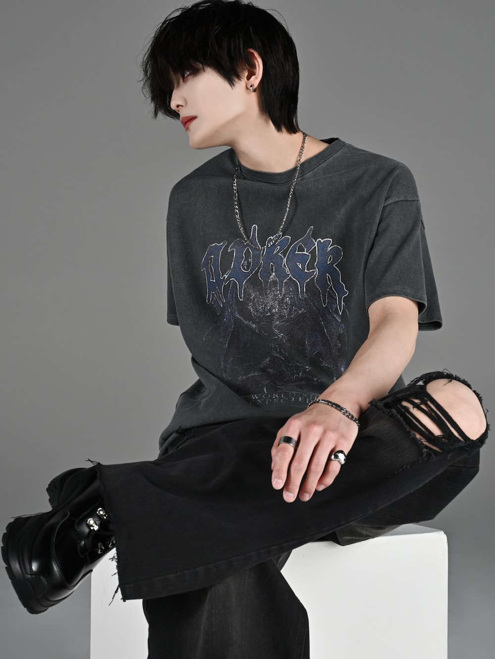 グレー系のTシャツ/カットソー、ブルー系のデニムパンツ、ブラック系のショルダーバッグを着用したメンズの夏コーディネートの3枚目の写真