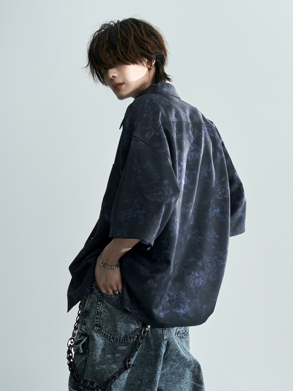 ブラック系のタンクトップ、ブルー系のカーゴパンツ、ブラック系のシャツ/ブラウスを着用したメンズの夏コーディネートの3枚目の写真