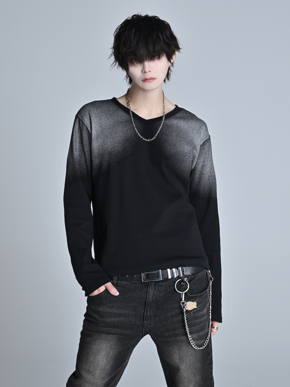 ブラック系のTシャツ/カットソー、ブラック系のデニムパンツ、ブラック系のショルダーバッグを着用したメンズの春コーディネートの2枚目の写真