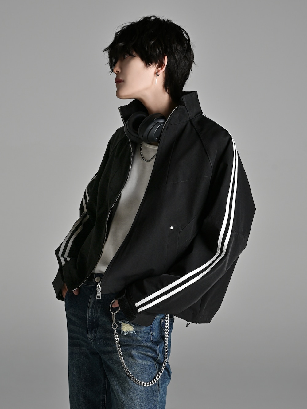 ブラック系のスニーカー、ブラック系のショルダーバッグ、ブラック系のナイロンジャケットを着用したメンズの冬コーディネートの4枚目の写真