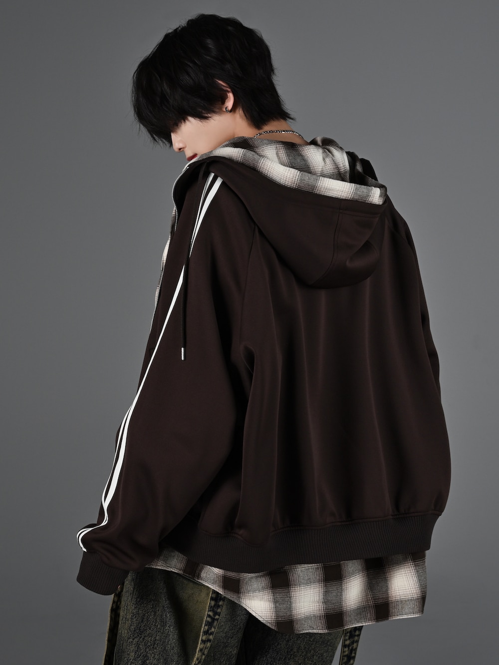 ホワイト系のスニーカー、グレー系のタンクトップ、ブラウン系のブルゾンを着用したメンズの冬コーディネートの3枚目の写真