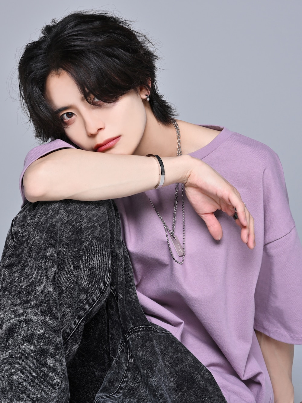 「大人カジュアル、大人コーデ、Tシャツ、デニム、デニムパンツ、夏コーデ、adrer、厚底シューズ、シンプルコーデ、きれいめカジュアル、オーバーサイズ、ビッグシルエット、ラフ、ゆるコーデ、休日スタイル」｜「ADRERのヴィンテージメイクワイドテーパードデニム（デニムパンツ、ブラック系）」を使った、犬飼京 inukai keiさん（メンズ・183cm）の春コーディネートの2枚目の写真