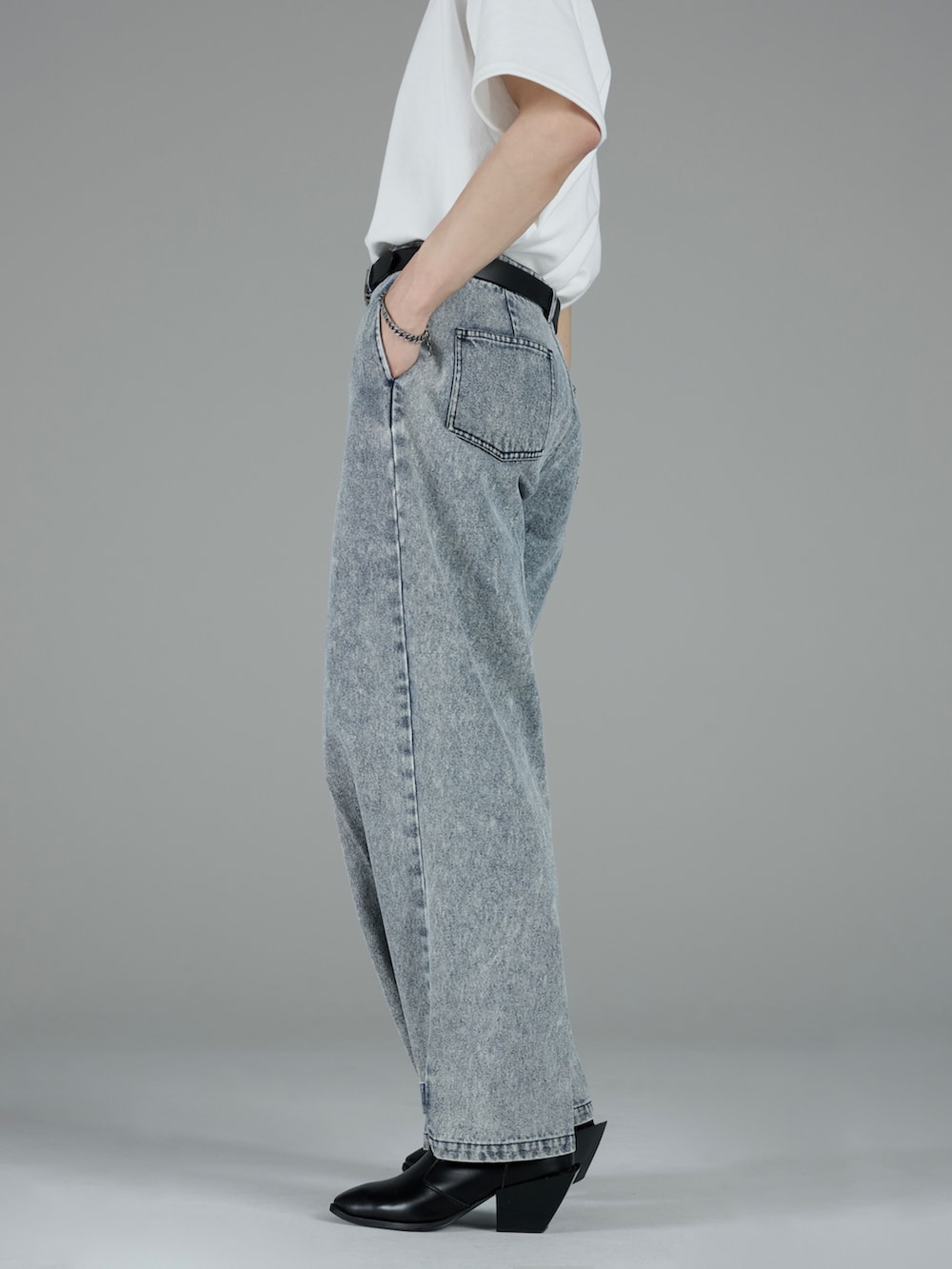 ホワイト系のTシャツ/カットソー、ブラック系のスニーカー、ブルー系のその他パンツを着用したメンズの夏コーディネートの5枚目の写真