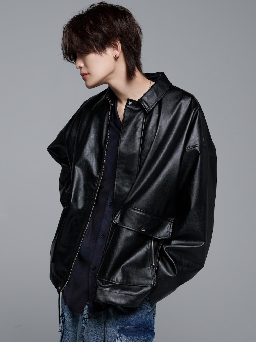 ブラック系のシャツ/ブラウス、ブラック系のブルゾン、ブラック系のブルゾンを着用したメンズの冬コーディネートの3枚目の写真