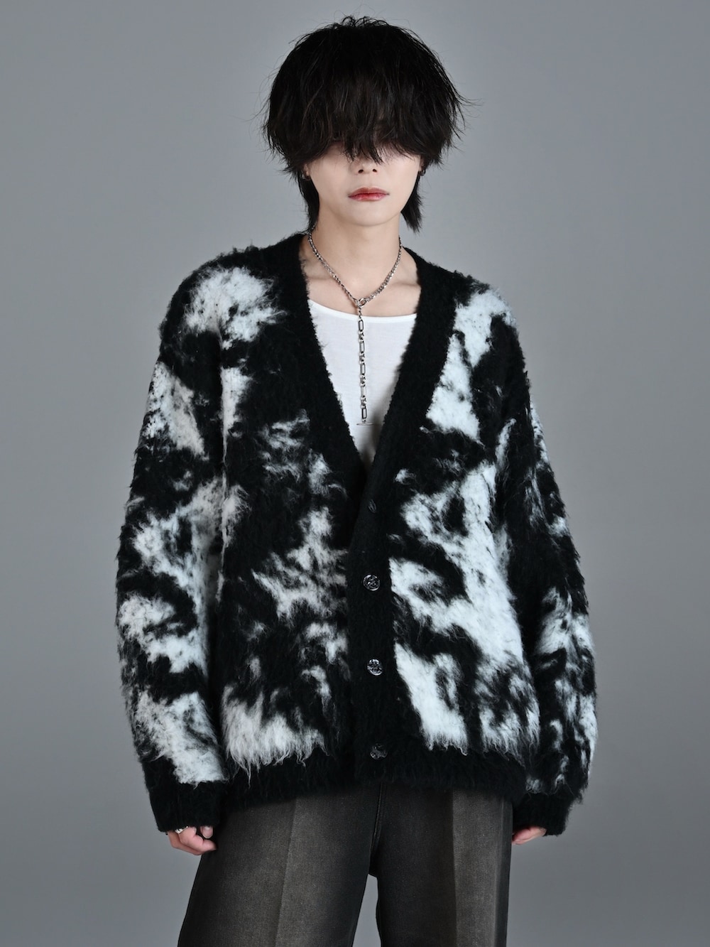 ホワイト系のタンクトップ、ブラック系のその他パンツ、ブラック系のスニーカーを着用したメンズの秋コーディネートの2枚目の写真