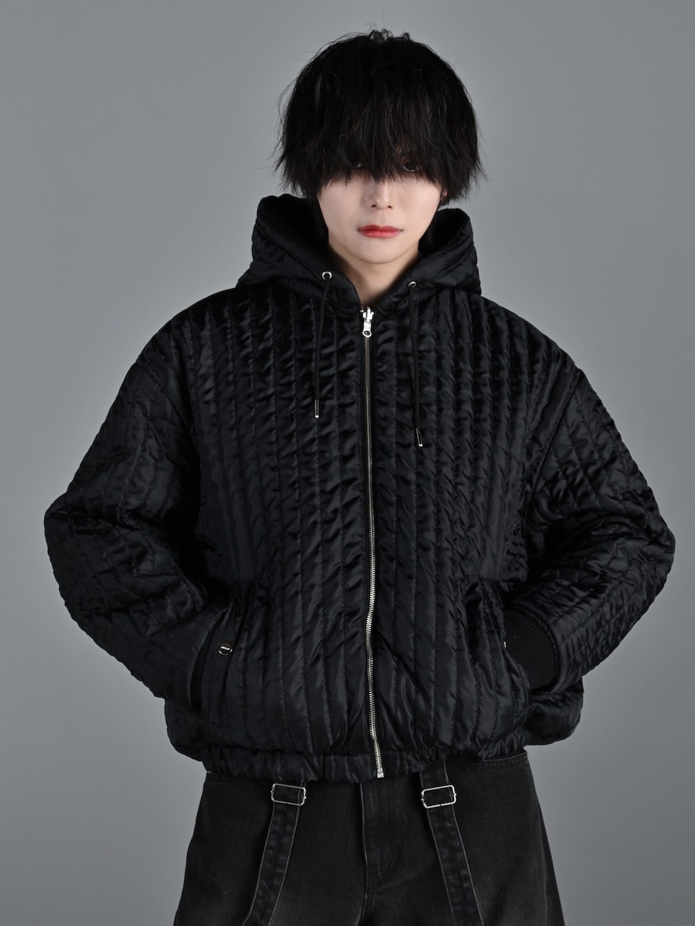 ブラック系のブルゾン、ブラック系のデニムパンツ、グレー系のスウェットを着用したメンズの冬コーディネートの4枚目の写真