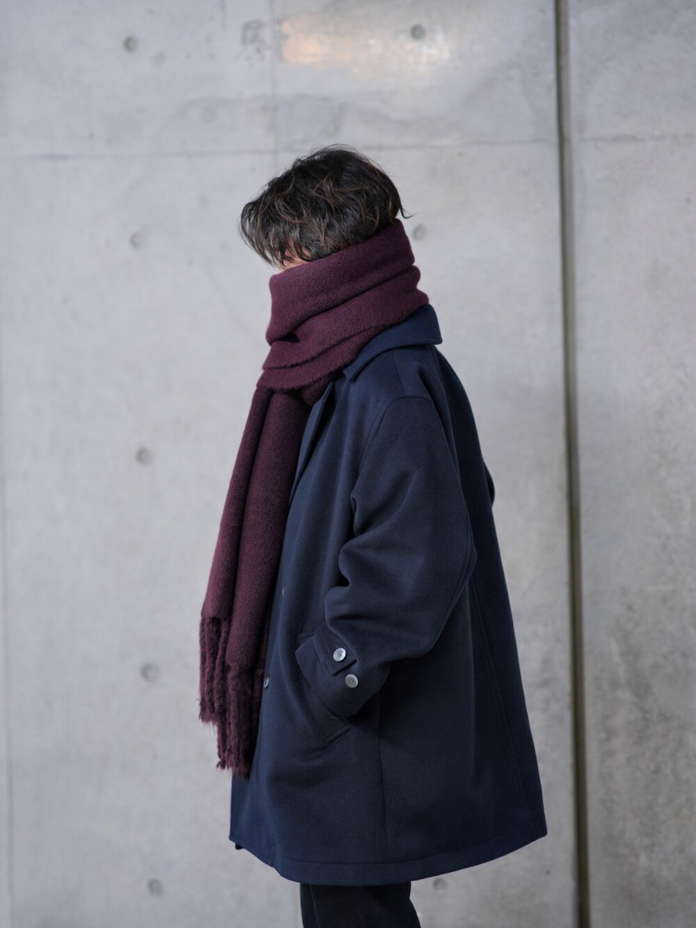 ホワイト系のニット/セーター、ブルー系のデニムパンツ、ブラック系のブーツを着用したメンズの秋コーディネートの4枚目の写真