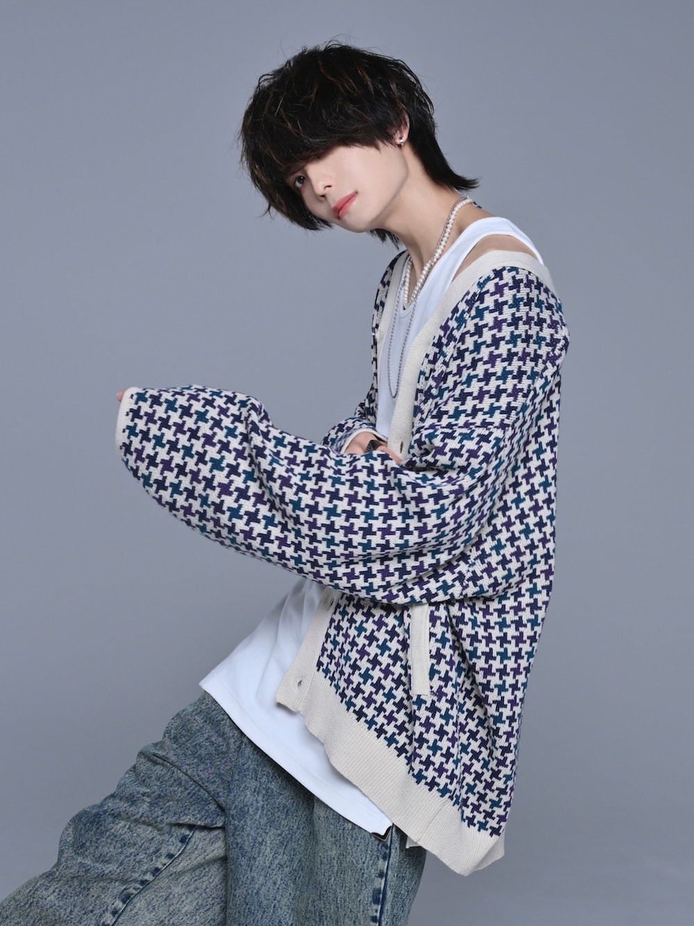「きれいめカジュアル、ニット、冬コーデ、ワイドパンツ、ワイドデニム、デニム、ビッグシルエット、私の推しブランド、シンプルコーデ、カーディガン、白スニーカー、ダッドスニーカー、休日スタイル、春コーデ、ほめられ本命コーデ」|「ADRERのextra quality box cut layered tank top/エキストラクオリティーボックスカットレイヤードタンクトップ(タンクトップ、ホワイト系)」を使った、犬飼京 inukai keiさん(メンズ・183cm)の冬コーディネートの2枚目の写真