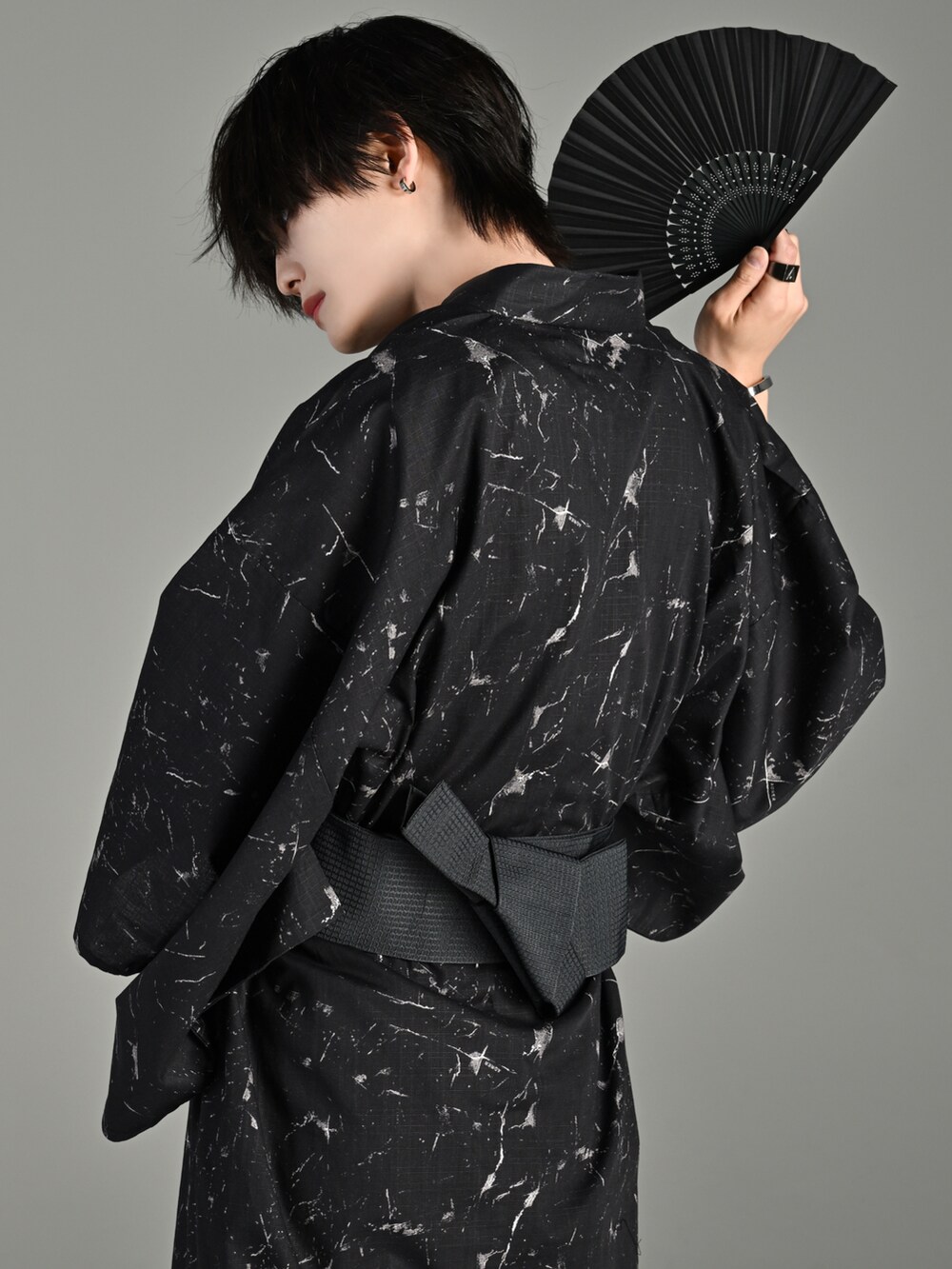 シルバー系のピアス（両耳用）、シルバー系のリング、シルバー系のバングル/リストバンドを着用したメンズの春コーディネートの4枚目の写真