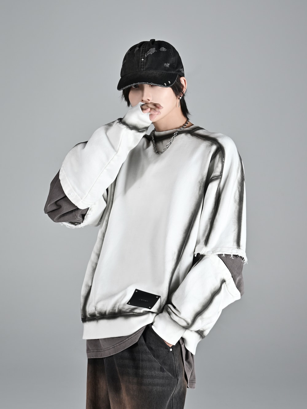 ホワイト系のスニーカー、ブラック系のスウェットパンツ、ホワイト系のスウェットを着用したメンズの冬コーディネートの2枚目の写真